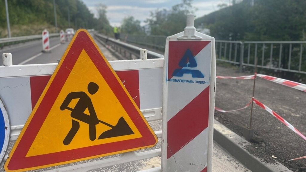 Крупний план бар'єра та вказівників об'їзду на сільській дорозі
