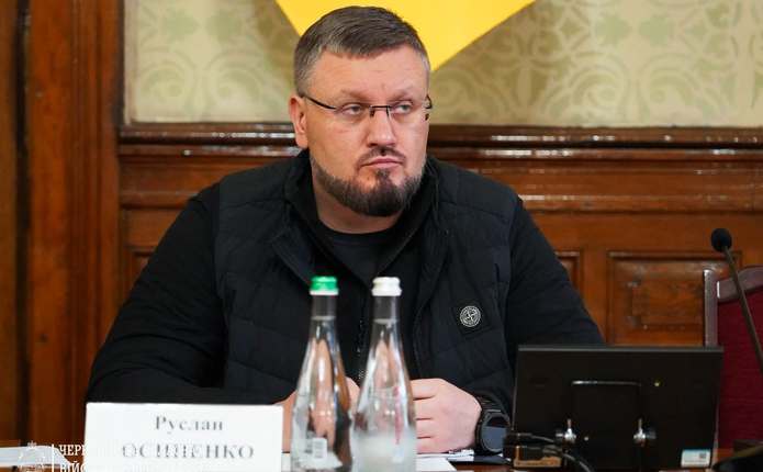 покладені ковдри і планшет з перевіркою на бетонній підлозі