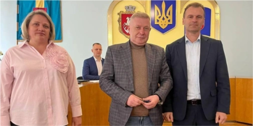 Молоток судді поруч зі стопкою судових документів і брошурами коледжу, без облич і логотипів