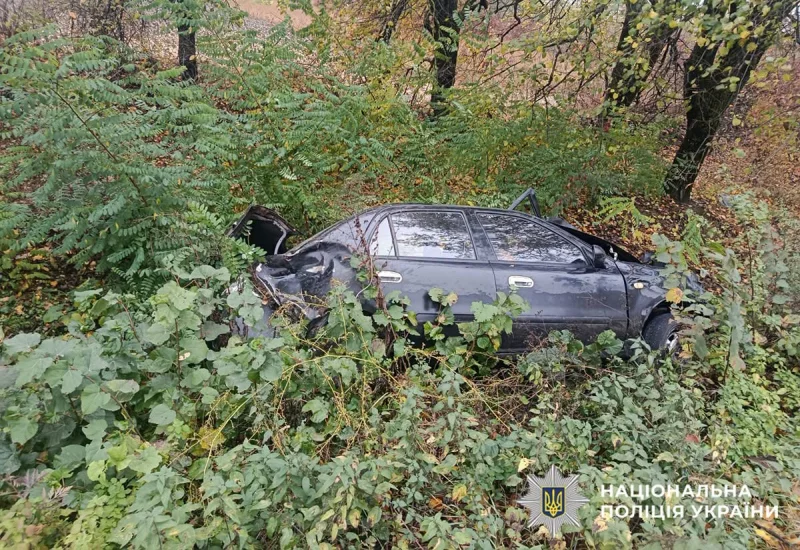 Перекинутий легковий автомобіль у кюветі біля села, без людей