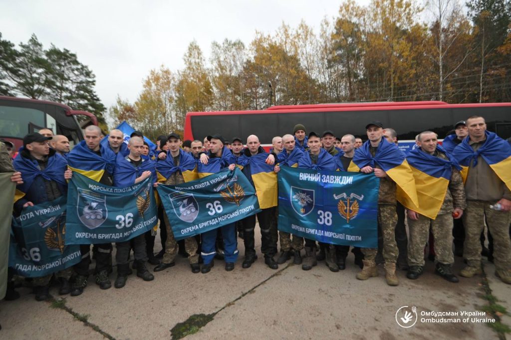 складений прапор України і військовий жетон на столі
