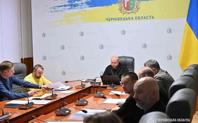 предметна сцена готовності комунальних служб: радіатор, каска, мапа, планшет