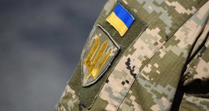 Документи та військовий квиток зі штампом штрафу на столі
