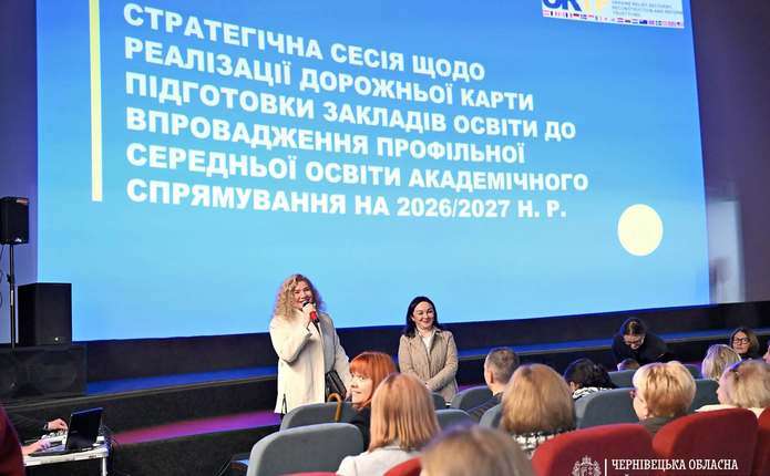 коридор школи з закритими класами, стопками підручників і навчальним обладнанням