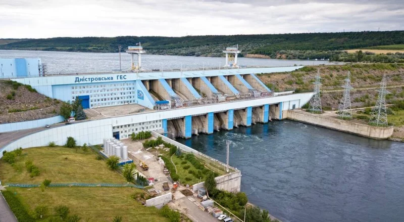 Символічна ілюстрація моделі гідростанції та електромереж українською