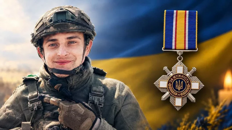 символічна сцена: модель БпЛА, складений польовий кашкет, інструменти для роботи з деревом, приглушене світло