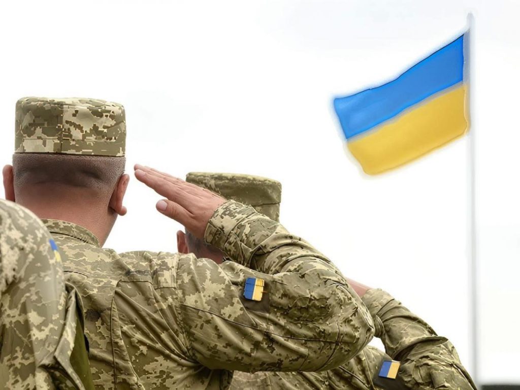 Папери, гривні та військові жетони на столі