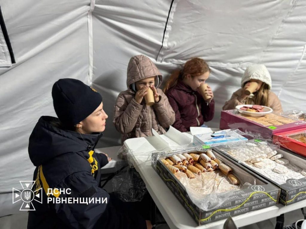 намет для допомоги з термосом та паперовими стаканчиками, без облич і написів