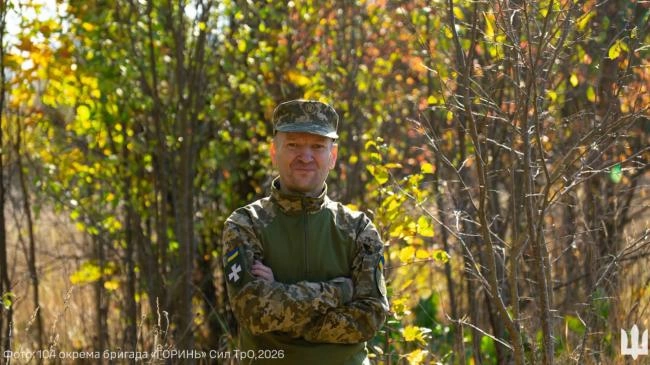 знаковий предметний натюрморт із військовим спорядженням і кіноплівкою