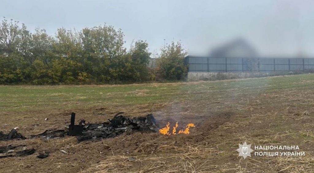 фрагмент безпілотника на полі поруч із поліцейським обладнанням