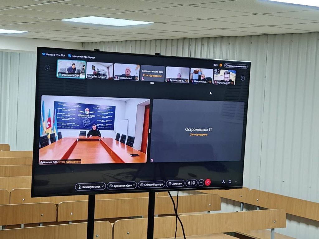 символічна крупна композиція з обірваним дротом і аптечкою на траві