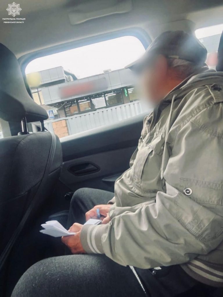 Порожній вхід до місцевого магазину з лавкою й парасолькою, символічне зображення