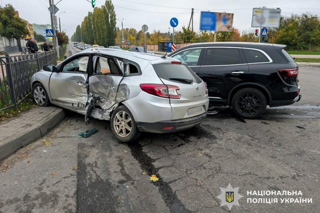 Крупний план двох пошкоджених автомобілів на порожньому перехресті з дитячою іграшкою поруч