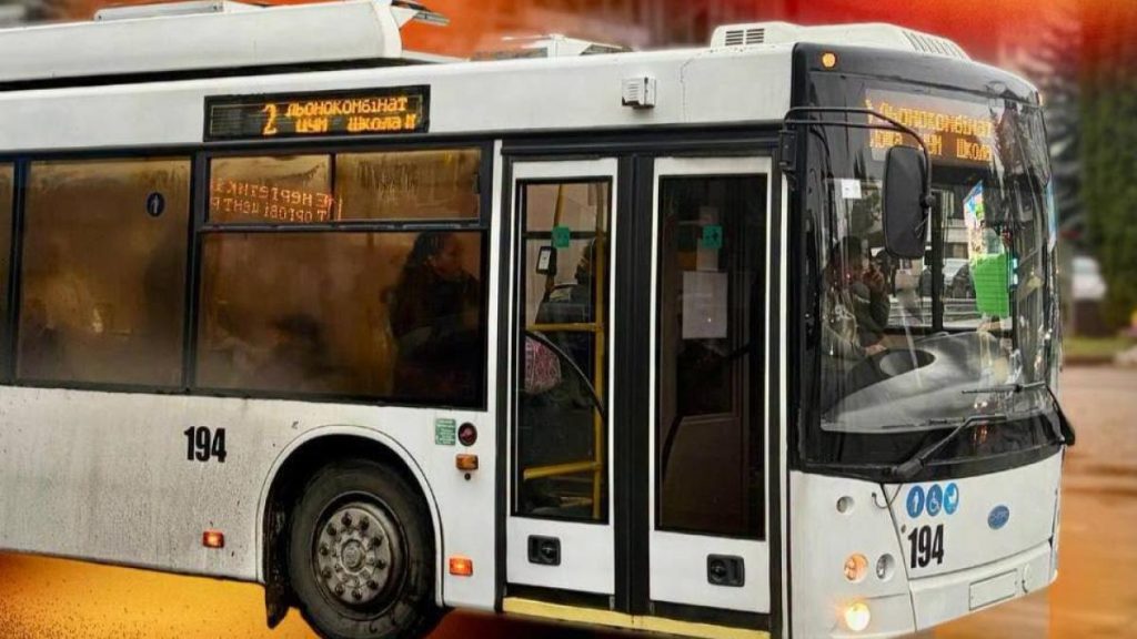 Автобус і тролейбус біля депо в м'якому ранковому світлі, без людей