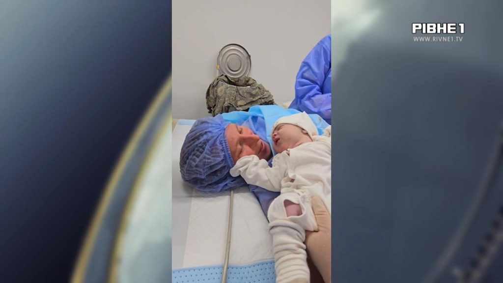 символічна сцена з дитячою шапочкою на ковдрі та силуетом лампи в укритті