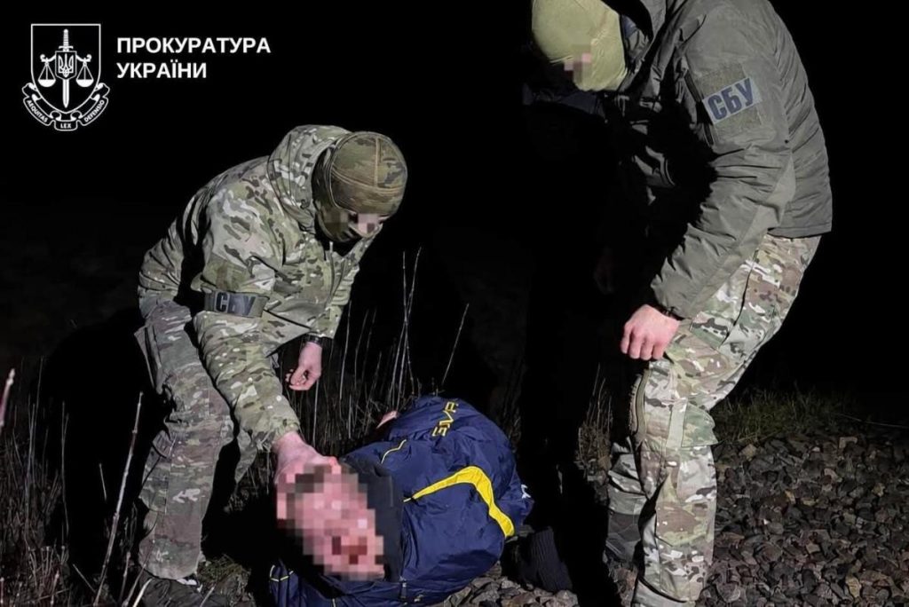 стіл із картами, планом і фрагментом колії, без облич та логотипів