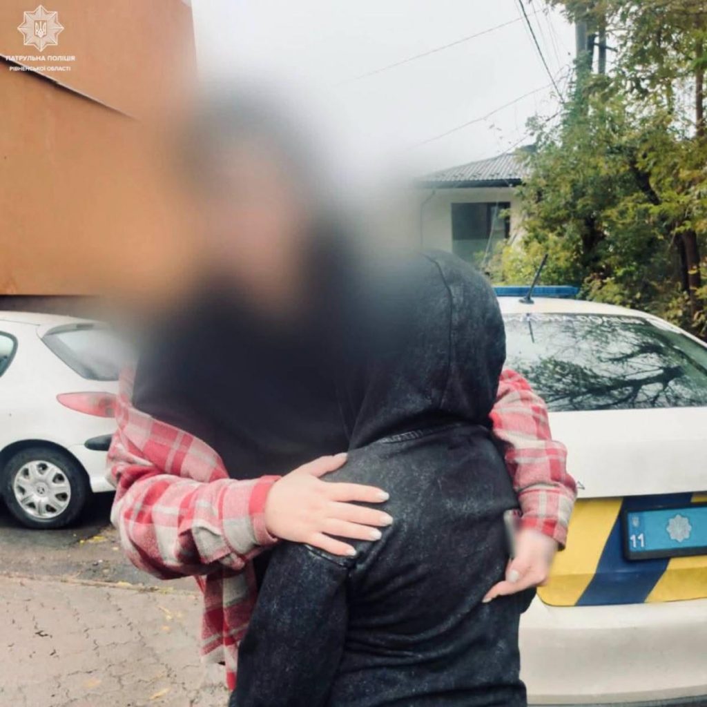 дитячі черевички і складена записка з номером телефону на лавці, без облич