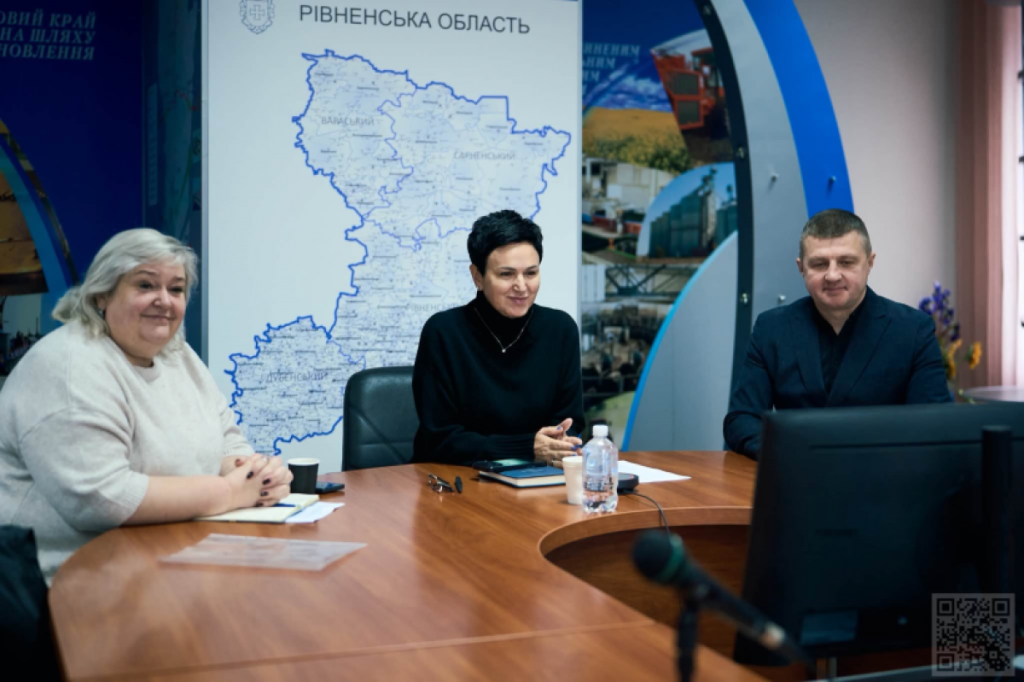 Символічна сцена порожнього тимчасового житла з ліжком, коробками й ключами