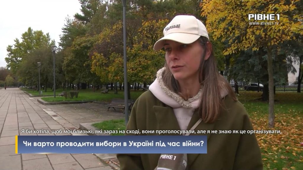 Символічна композиція з урною для голосування та складеним українським прапором