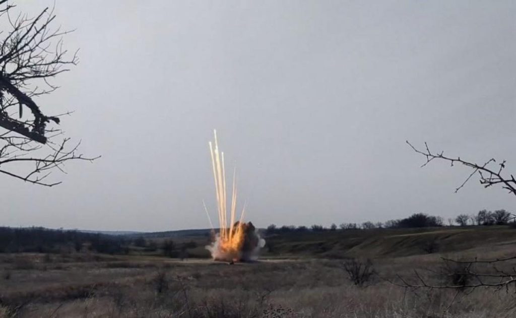 символічний крупний план уламка дрона з попереджувальною стрічкою та телефоном екстрених служб, без людей і логотипів