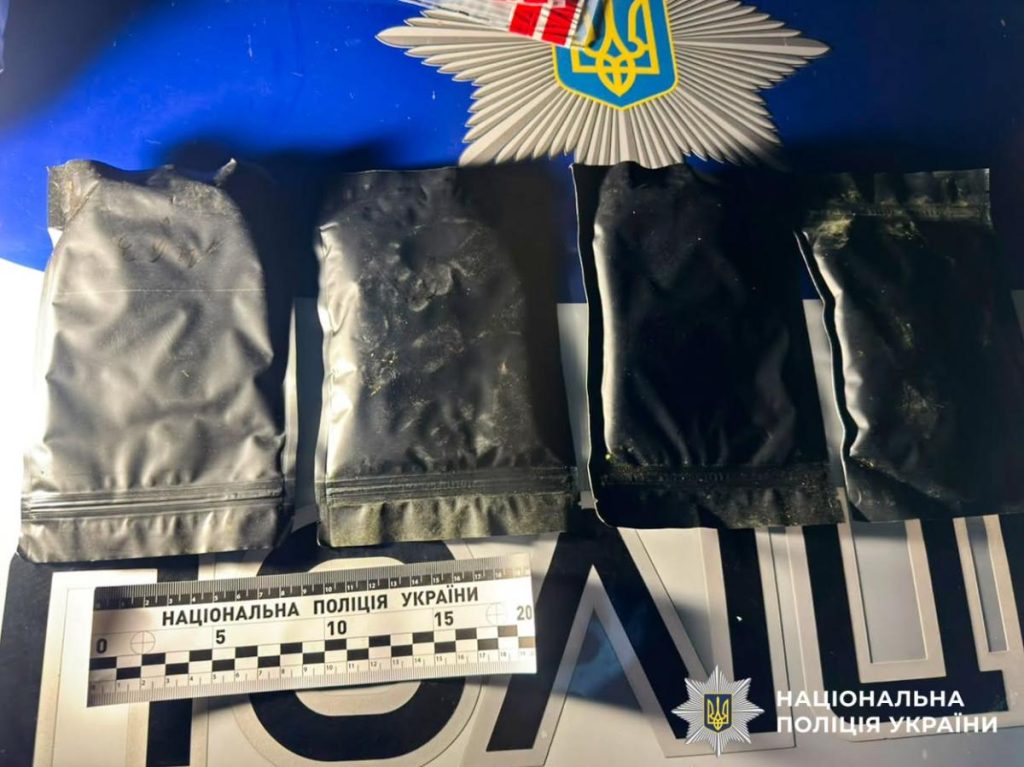 Посилка і пакет із порошком на нейтральному тлі (символічне зображення)