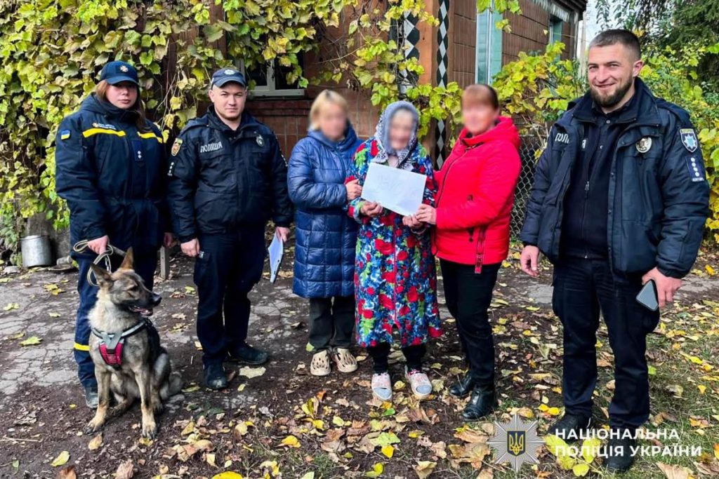 пара старих черевиків, кошик з грибами та згорнута карта на траві ввечері