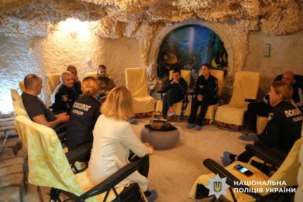 символічна сцена кута соляної печери з лампою та камінцями для медитації