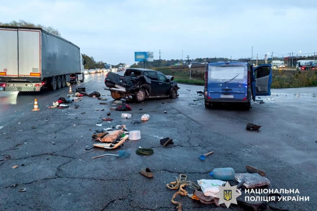 Крупний план — водійське посвідчення, рукавички і конус на асфальті, без облич