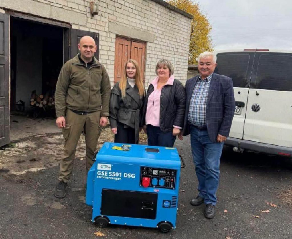 Чітка сцена в приміщенні з чотирма дизельними генераторами на піддонах, без людей