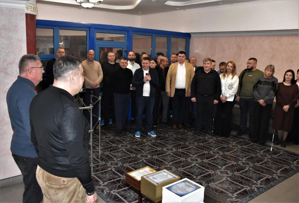 набір предметів для планування доріг: шолом, жилет, рулетка і креслення, без людей та логотипів