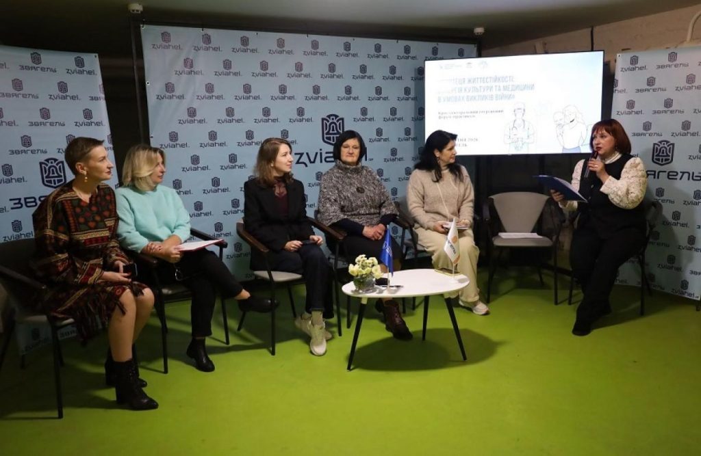 символічна композиція з художніми матеріалами й медичними інструментами на дерев'яному столі