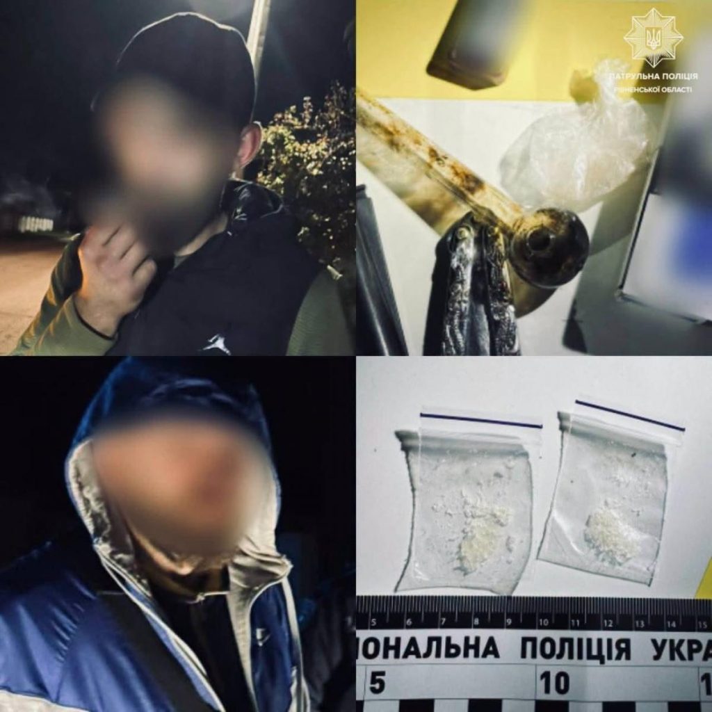 прозорі пакетики і скляна трубка на столі, нейтральне освітлення