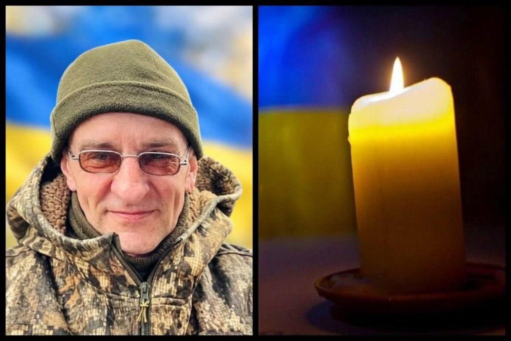 згорнута військова шапка, свічка і сільський букет у синьо-жовтих тонах