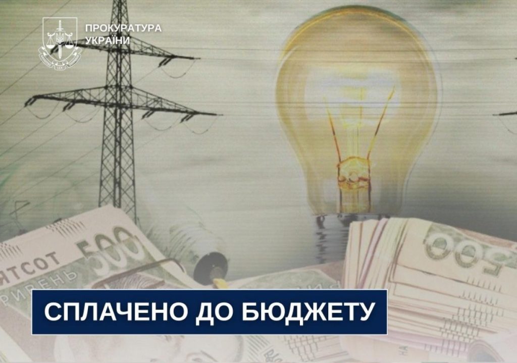 Банківські документи про повернення коштів, рахунки й ручка на столі