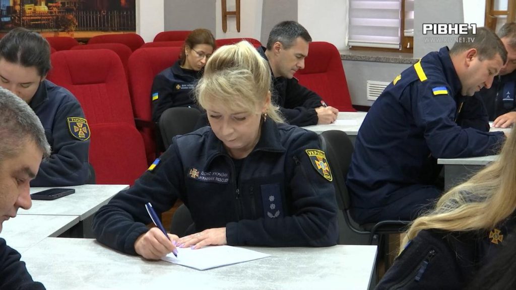 Перо на аркуші з українським текстом і складена рятувальна куртка українською
