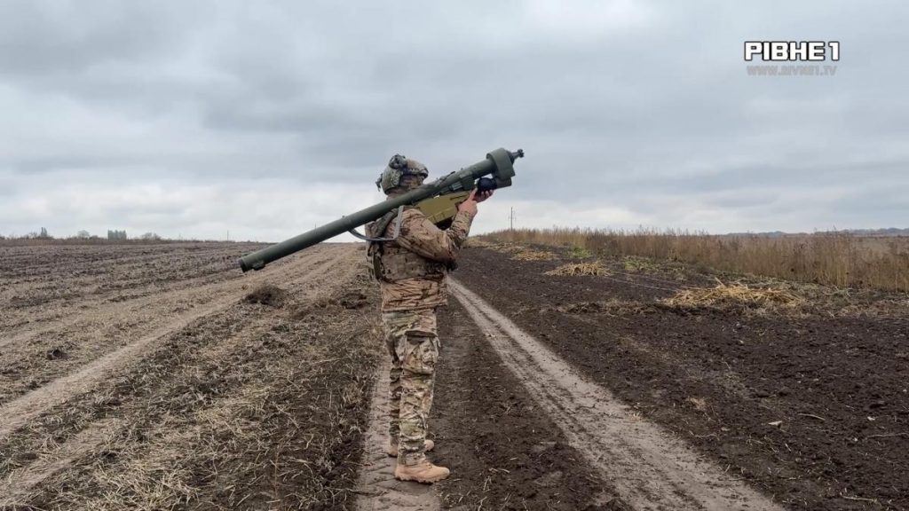 ПЗРК і тепловізійні прилади на полі у камуфляжі