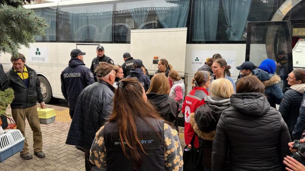 символічна сцена валіза з квитком і пледом на лавці