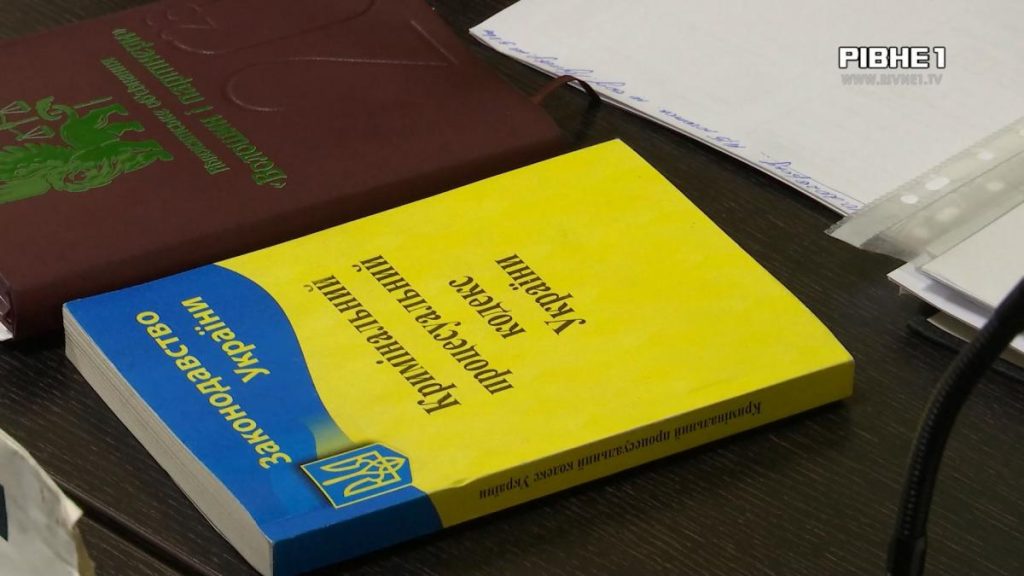 Символічний натюрморт із хірургічними інструментами та медичною картою