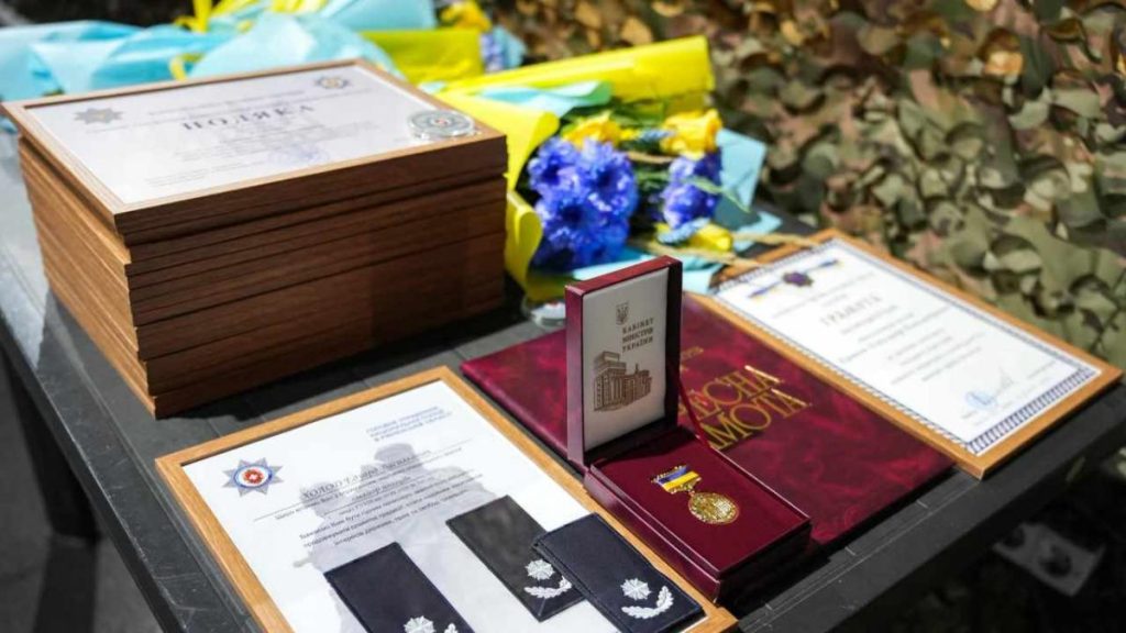 Крупний план поліцейських нагород та грамоти на столі без людей