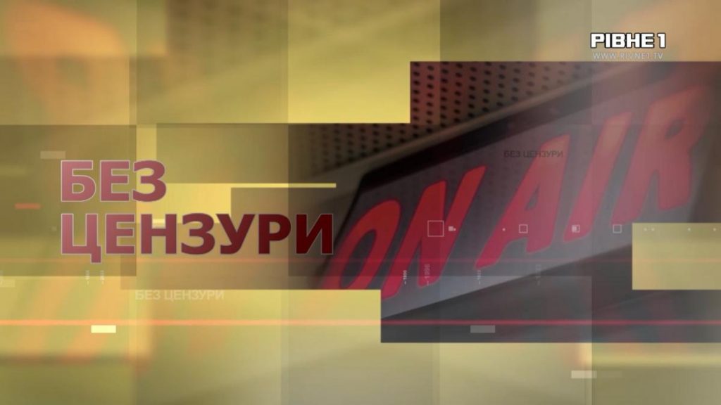 стилізована натюрморт‑сцена з VR‑шоломом, рослиною та рукавицею для верхової їзди