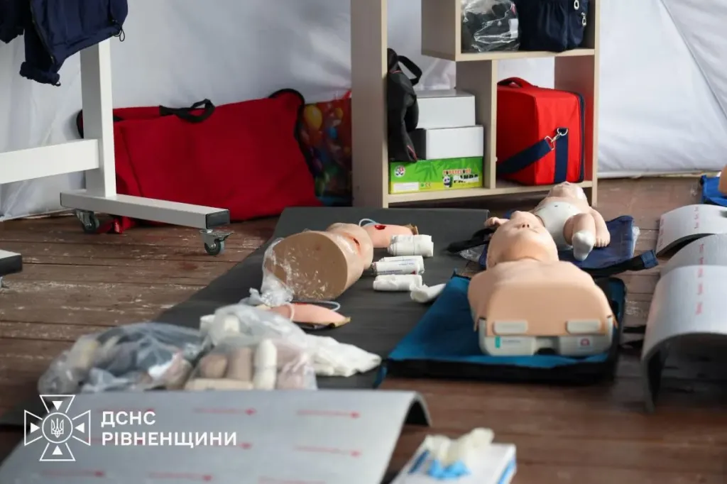 Набір для домедичної допомоги і частини манекена для тренувань на столі, без осіб