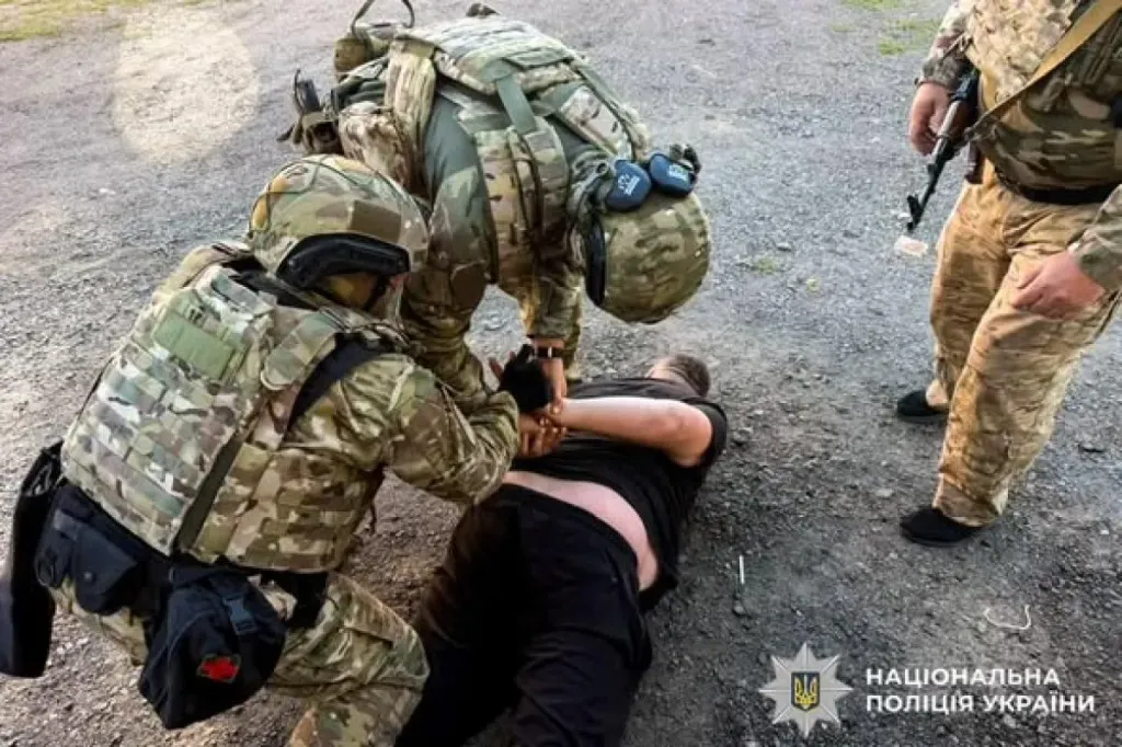 зблизька згорілий капот авто і кинена запальничка на асфальті, без людей та логотипів