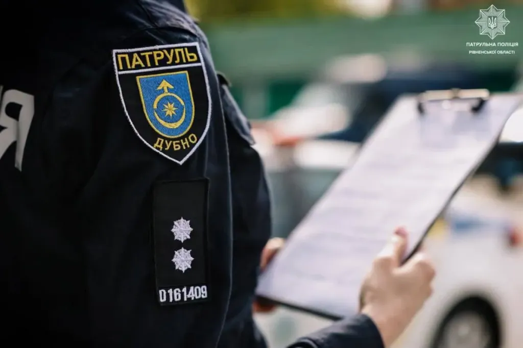 символічна натурна сцена: дитячий плед і потягнутий светр на дерев’яному стільці в темній кімнаті