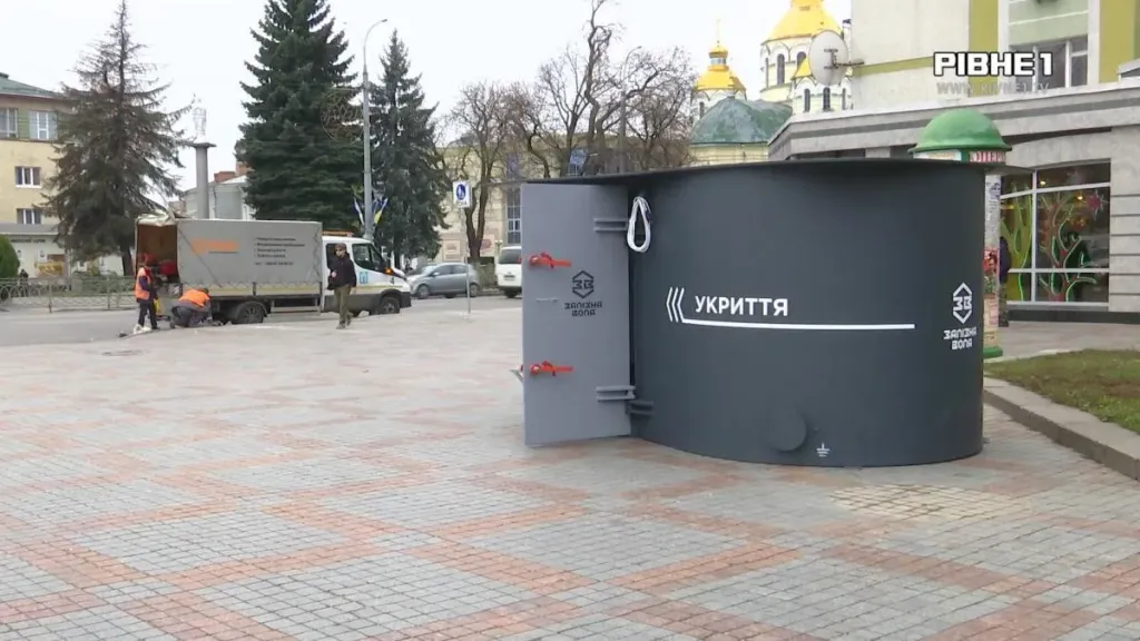 металевий вхід до мобільного укриття без людей