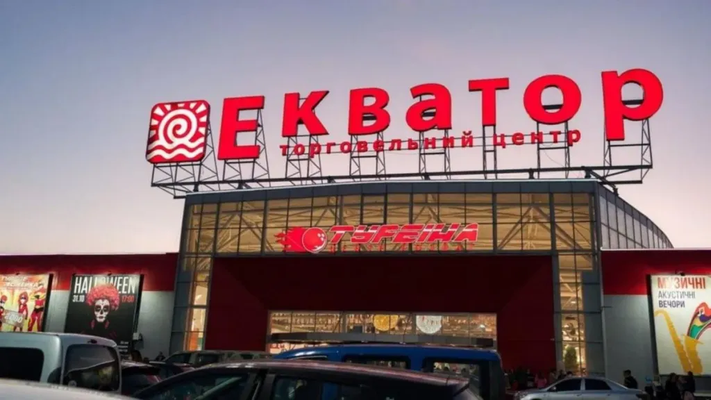 символічна сцена з формами для допомоги бізнесу та калькулятором
