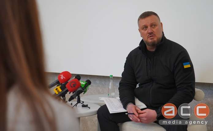 зблизька документи для мобілізації та карта на дерев'яному столі