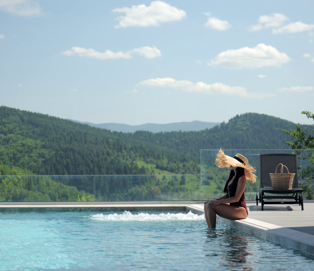 Басейн Infinity з видом на Карпати Готель у Східниці з панорамним басейном і SPA
