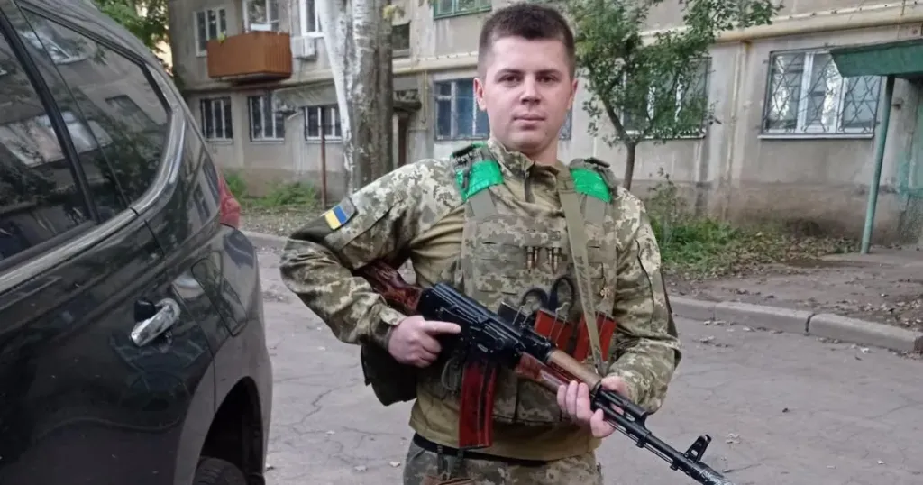 кашкет прикордонника, фігурка гори і дитяча іграшка на дерев'яному столі