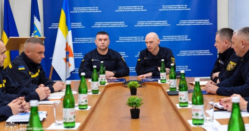 пожежний шолом, папір з печаткою і рація на столі