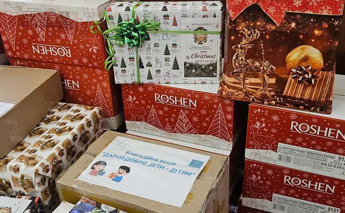 непомітна сцена з дитячими подарунками, книжками та банкою для донатів